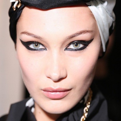 3 απλά και γρήγορα makeup looks με eyeliner που μπορείτε να πετύχετε όλες 