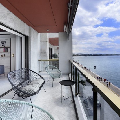 Περιηγηθείτε σε ένα εκπληκτικό διαμέρισμα στην παλιά παραλία Θεσσαλονίκης 