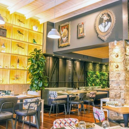 Γευστικό ξεφάντωμα: Αυτό είναι το νέο και πολλά υποσχόμενο ελληνικό, γαστρονομικό μεζεδοπωλείο στην πόλη