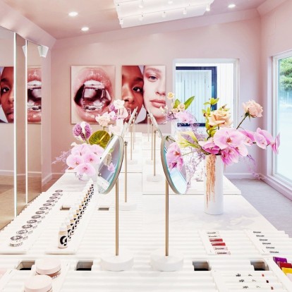 Μέσα στο θεαματικό pop up store της Glossier στο Λονδίνο 
