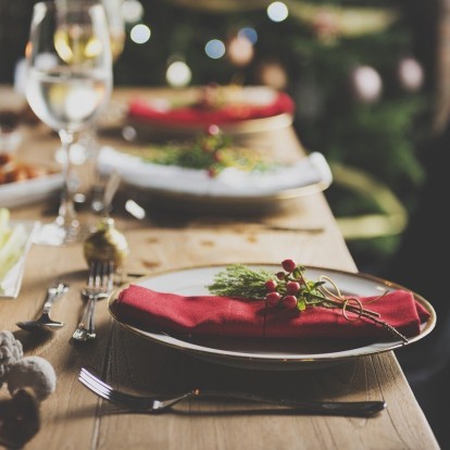 Ο απόλυτος οδηγός για να οργανώσετε το τέλειο dinner party για τους καλεσμένους σας στις γιορτές 