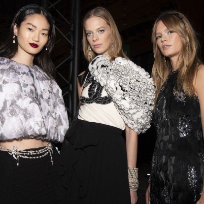 Τα beauty looks του Métiers d’Art Pre Fall 2020 show της Chanel μας δίνουν ιδέες για τις γιορτινές εμφανίσεις