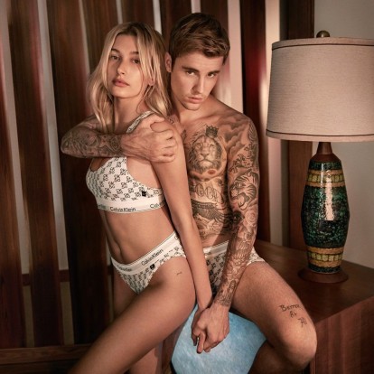 Οι Hailey και Justin Bieber πρωταγωνιστούν στην πρώτη κοινή τους καμπάνια προς τιμήν του οίκου Calvin Klein