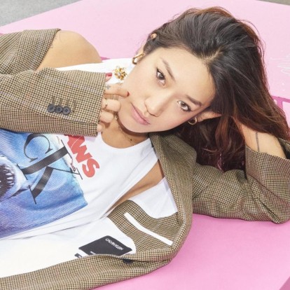 H Peggy Gou μας ξεναγεί στη μαγευτική Seoul φορώντας τις πιο ιδιαίτερες δημιουργίες του οίκου Louis Vuitton 