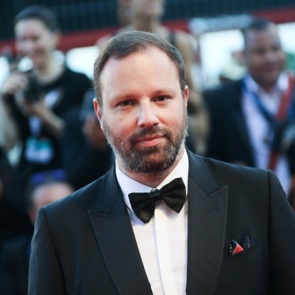 Oι Έλληνες στην κορυφή του κόσμου: Λάνθιμος, Κορακάκη και Βαζαίος αποθεώνονται σε παγκόσμιο επίπεδο 