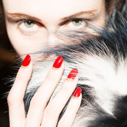 Christmas manicure: Αυτά είναι τα πιο γιορτινά σχέδια για τα νύχια σας