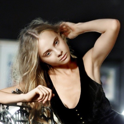 Romantic Season: Η νέα σεζόν είναι γεµάτη ροµαντισµό στα χρώµατα, τα σχέδια των ρούχων και τα µαλλιά 