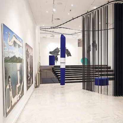 Γνωρίστε τους αρχιτέκτονες που σχεδίασαν την κεντρική έκθεση «Στάση» της φετινής Μπιενάλε Σύγχρονης Τέχνης 