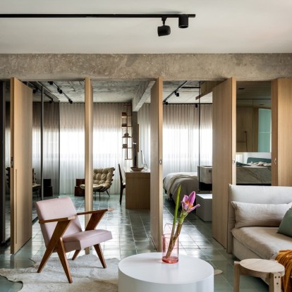 Ένα ανακαινισμένο διαμέρισμα στο Sao Paolo φλερτάρει με τον μοντερνισμό 