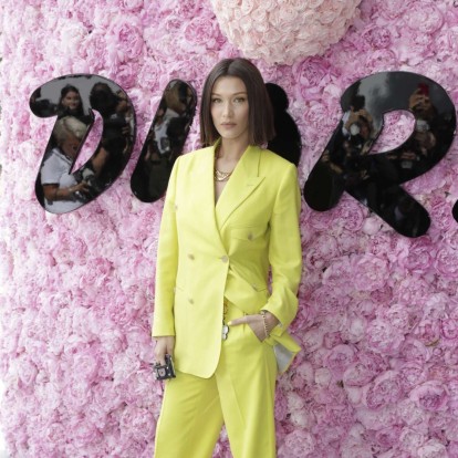 9 φορές που οι celebrities τόλμησαν κι εντυπωσίασαν μέσα σε αντρικά ρούχα 