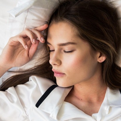 Beauty Sleep: Πώς να προστατέψετε τα μαλλιά σας όσο κοιμάστε