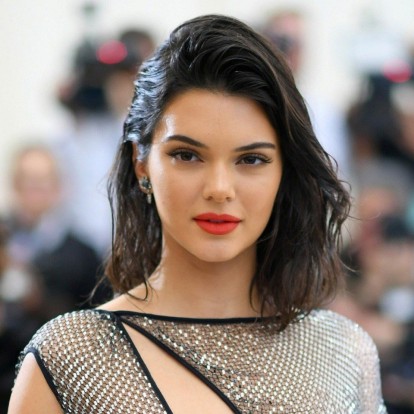 Η Kendall Jenner μοιράζεται μαζί μας την αγαπημένη της playlist των γιορτών 