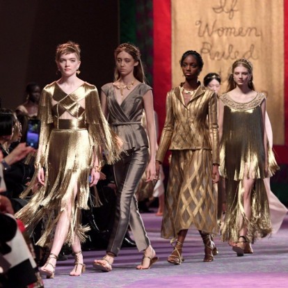 New era: Η εβδομάδα υψηλής ραπτικής στο Παρίσι θέτει στο επίκεντρο τη σύγχρονη δυναμική γυναίκα 