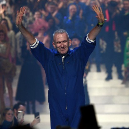 O Jean Paul Gaultier αποχαιρέτισε τον κόσμο της μόδας με μία εντυπωσιακή επίδειξη-party στην καρδιά του Παρισιού 