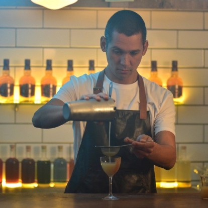 O master chef Σωτήρης Κοντιζάς ταξιδεύει μέχρι τη Σκωτία και μας ετοιμάζει το αγαπημένο του κοκτέιλ