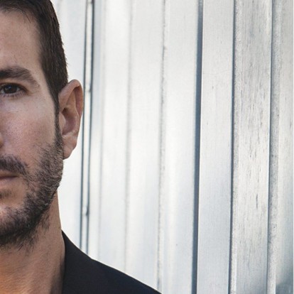 Alex Michaelides: O συγγραφέας της best seller λίστας των NYTimes μας αποκαλύπτει γιατί γράφει αστυνομικές ιστορίες και ποια συμβουλή του έδωσε η Uma Thurman