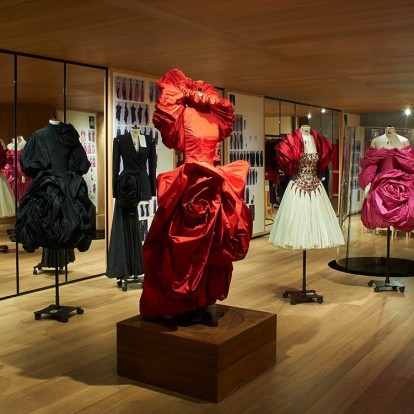 Το αρχείο υφασμάτων του Alexander McQueen γίνεται το καλύτερο eco-conscious δώρο για νεαρούς σχεδιαστές της Μ. Βρετανίας 
