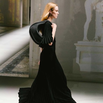 Στο fashion show του οίκου Bottega Veneta εντοπίσαμε την επόμενη it bag των ονείρων μας 