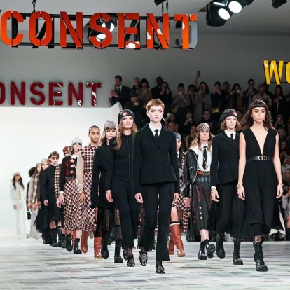 Paris Fashion Week: Ωδή στον γυναικείο δυναμισμό οι νέες συλλογές του οίκου Christian Dior & Saint Laurent 