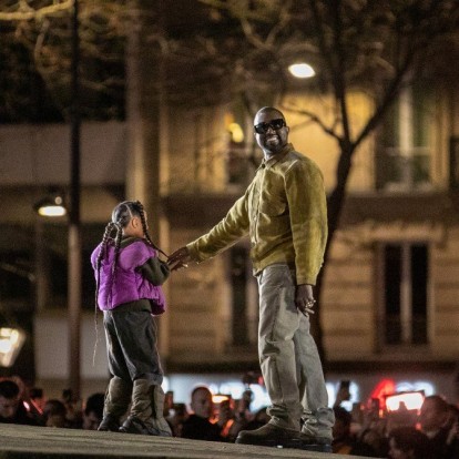Το απρόσμενο performance του Kanye West και όλα τα τελευταία νέα από την Εβδομάδα Μόδας στο Παρίσι 