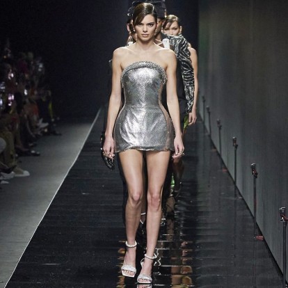 Kendall Jenner: Έκλεισε το show του οίκου Versace στην Εβδομάδα Μόδας του Μιλάνου κι εντυπωσίασε 