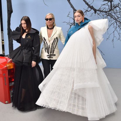 Paris Fashion Week: Oι Gigi & Bella Hadid περπάτησαν στην πασαρέλα του οίκου Off-White μαζί με τη μητέρα τους, Yolanda 
