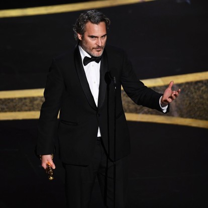 Joaquin Phoenix: Δείτε τον μεγάλο νικητή των φετινών Oscars να παραλαμβάνει το βραβείο του 
