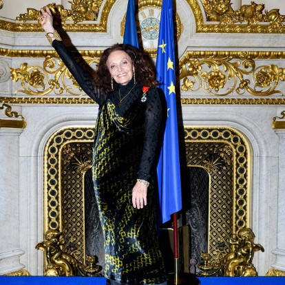 H Diane Von Furstenberg παρέλαβε το βραβείο Légion d'Honneur λίγο πριν επιστρέψει με την εμβληματική boutique της στην Κηφισιά 