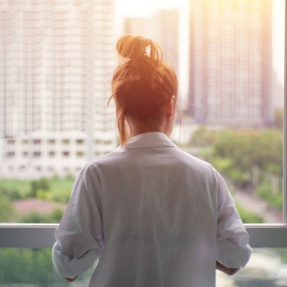 Πώς να καταπολεμήσετε τη μοναξιά που μπορεί να νιώσετε μένοντας πολλές ώρες στο σπίτι 