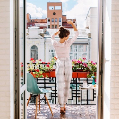 Φέρτε την άνοιξη στο μπαλκόνι σας με αυτά τα έξυπνα tips διακόσμησης