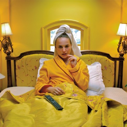 Social Distancing Guide: Μείνετε στο σπίτι και μετατραπείτε σε απόλυτη ηρωίδα του Wes Anderson