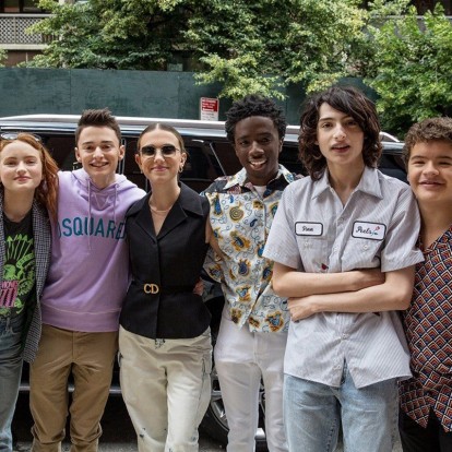 Απολαύστε τους ηθοποιούς της σειράς Stranger Things σε ένα αστείο carpool karaoke