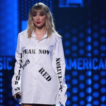 Δείτε την Taylor Swift να μεταμορφώνεται σε άντρα στο νέο της βίντεο κλιπ 