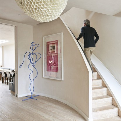 Ο αρχιτέκτονας Alex Michaelis μιλάει για το πώς έχτισε ένα παιχνιδιάρικο οικογενειακό σπίτι σε μια γέφυρα στο Hammersmith