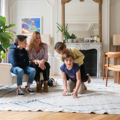 Η διακοσμήτρια εσωτερικών χώρων Vanessa Faivre μας ξεναγεί στο υπέροχο σπίτι της στο Παρίσι