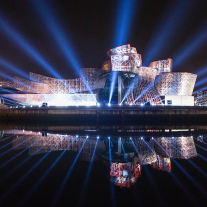 Το μουσείο Guggenheim Bilbao γιορτάζει με ένα εντυπωσιακό lightshow 