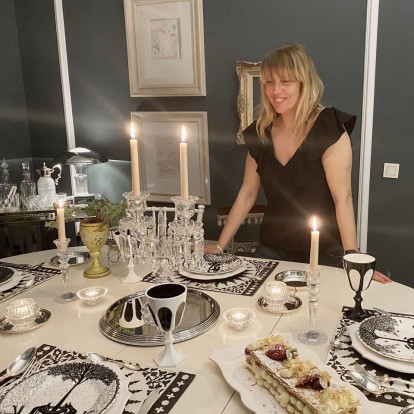 Dinner Time: Η αρμονία που αποπνέει το οικογενειακό τραπέζι συμβολίζει τη σημασία των αξιών σε μια εποχή που όλα αλλάζουν...