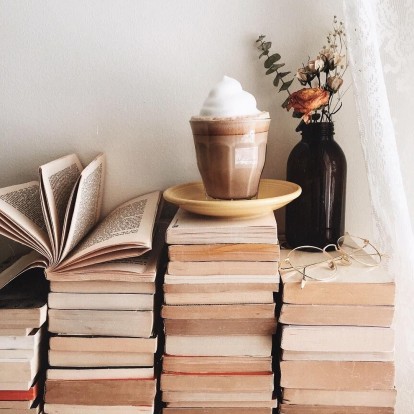 Book Lovers: 4+1 νέα ελληνικά μυθιστορήματα που θα σας ταξιδέψουν αυτές τις ημέρες 