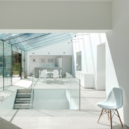 Interior Lovers: Πώς το «Glass House» μετατράπηκε σε ένα σύγχρονο μαγικό κτίσμα 