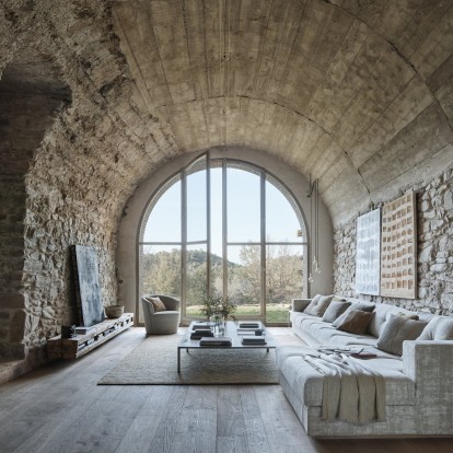 Μια παλιά αγροικία έξω από τη Βαρκελώνη μετατράπηκε σε μια μοναδική artistic κατοικία 