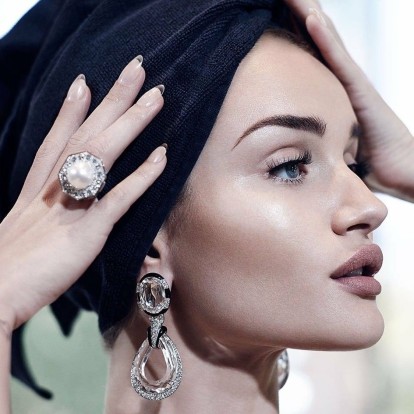 Step by Step: Αντιγράψτε το υπέροχο sparkling make up της Rosie Huntington-Whiteley 