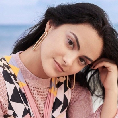 What’s in my bag: Η Camila Mendes μας δείχνει όλα τα πράγματα που δεν αποχωρίζεται φεύγοντας από το σπίτι
