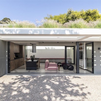 Living in Greece: Μια μοντέρνα κατοικία στην Πάρο, κρυμμένη σε μια πλαγιά του νησιού θα σας ταξιδέψει