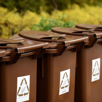 Τι λέτε για έναν διαφορετικό καφέ; Με αφορμή την άφιξη των καφέ κάδων στη Θεσσαλονίκη μαθαίνουμε για την ανακύκλωση των οργανικών αποβλήτων