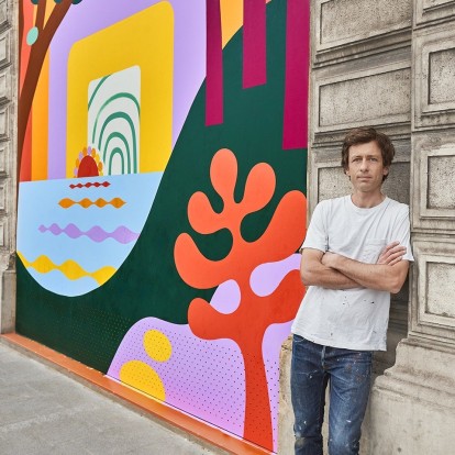 Ο καλλιτέχνης Lucky Left Hand χαρίζει τη «ζωντάνια» της τέχνης του στα Louis Vuitton headquarters του Παρισιού, αντλώντας έμπνευση από τη νέα κανονικότητα που επιβάλλει η πανδημία