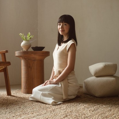 Μάθετε μαζί με την Marie Kondo πώς να διπλώνετε με τον σωστό τρόπο τα basic κομμάτια σας 