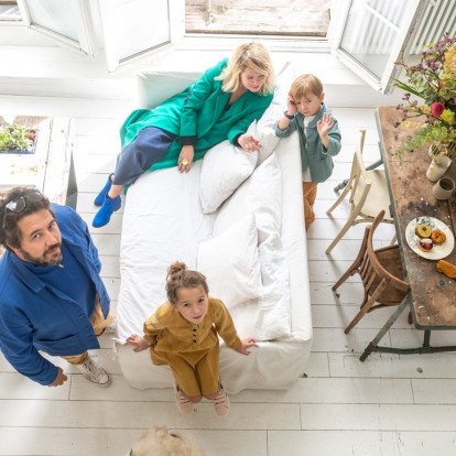 Ένα φωτεινό loft κάτω από μια παριζιάνικη στέγη με old-style decor και γεμάτο γοητεία