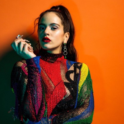 Aπολαύστε τη δημοφιλή τραγουδίστρια Rosalia σε ένα ιδαίτερο παιχνίδι μουσικής  