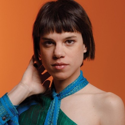 New Age Idol: Ένα νέο τραγούδι και μια πράξη αγάπης εν μέσω lockdown στάθηκαν η καλύτερη αφορμή για να πέσουν τα φώτα, γι' άλλη μια φορά, πάνω στη Monika