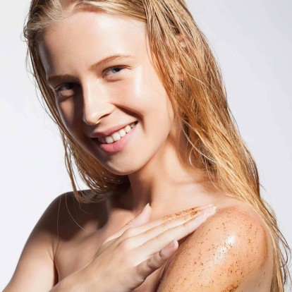 Τα body scrubs που θα σας χαρίσουν μεταξένια επιδερμίδα όλο το καλοκαίρι